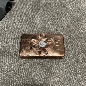*brand new* Gold Flower Clutch— perfect condition
